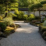 Allée en gravier et pas japonais : conseils pour aménager un jardin élégant